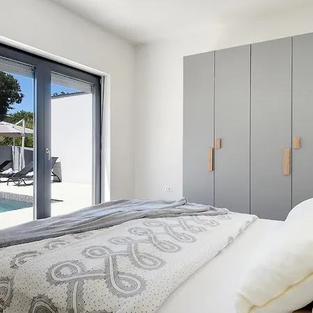 Nauta - Beautiful Ground Floor For 4 People With Playground & Sauna Pula