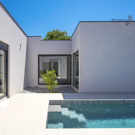 Villa Nauta - Beautiful Ground Floor For 4 People With Playground & Sauna Pula Vintijan