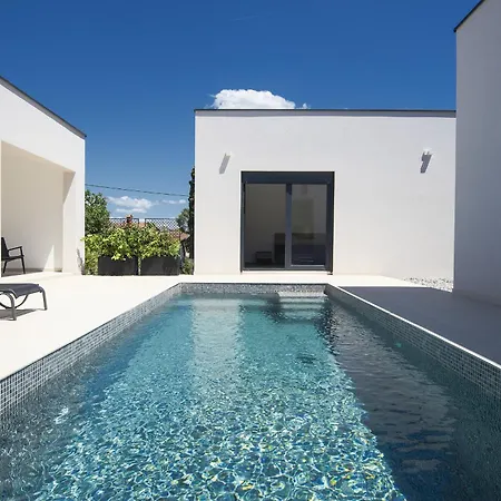 Nauta - Beautiful Ground Floor For 4 People With Playground & Sauna Pula Vintijan