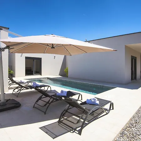 Villa Nauta - Beautiful Ground Floor For 4 People With Playground & Sauna Pula *